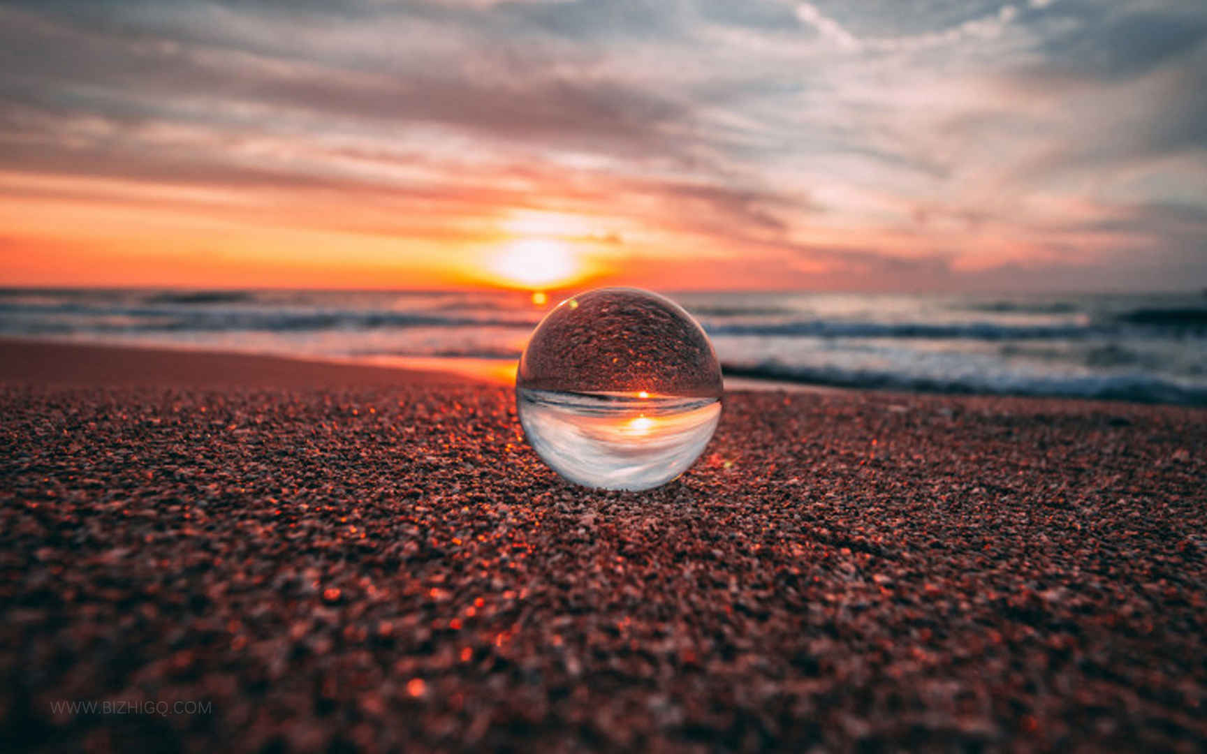 沙滩上光辉照耀的玻璃球电脑壁纸