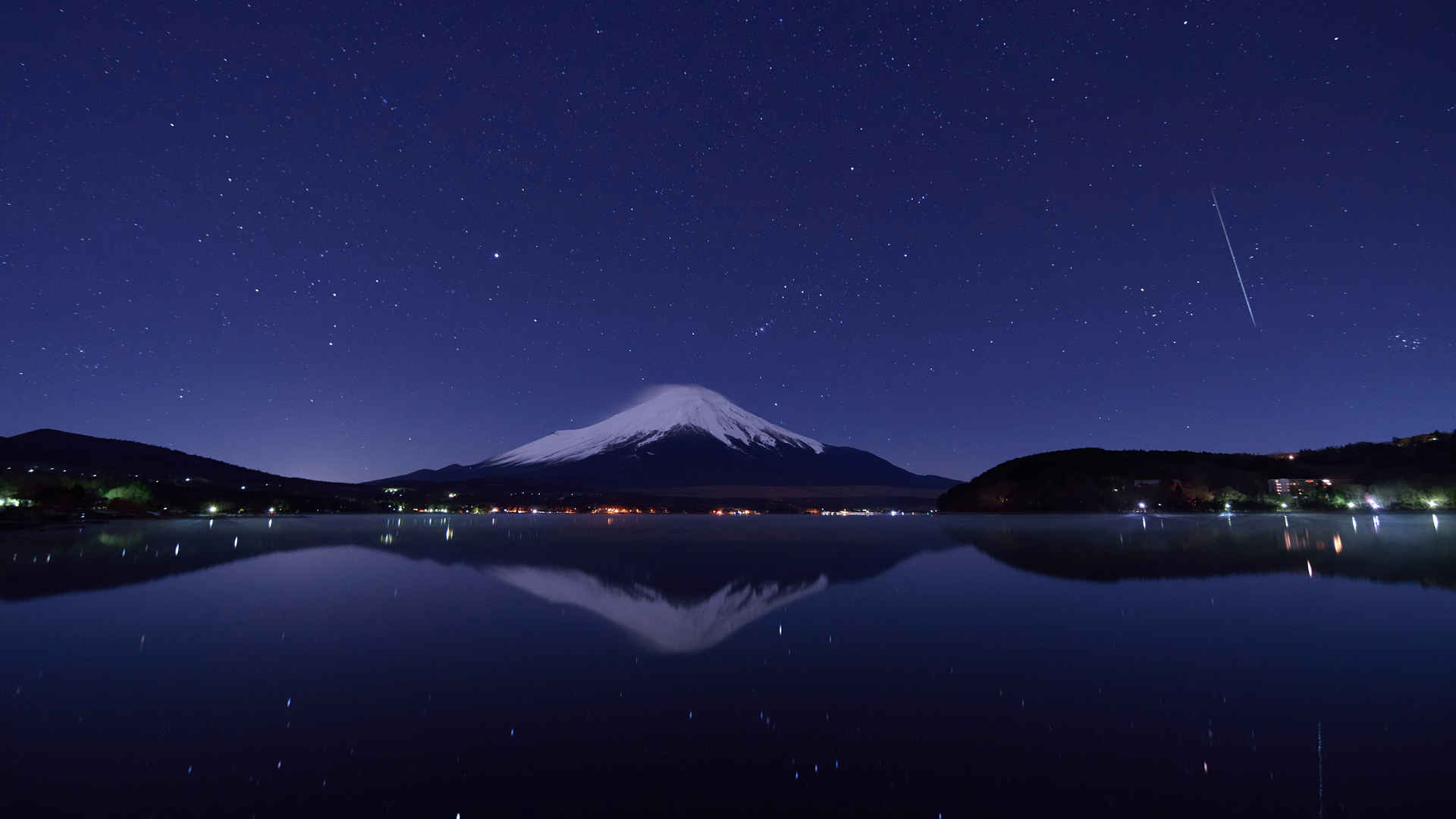 双子座流星和富士山静谧背景图-