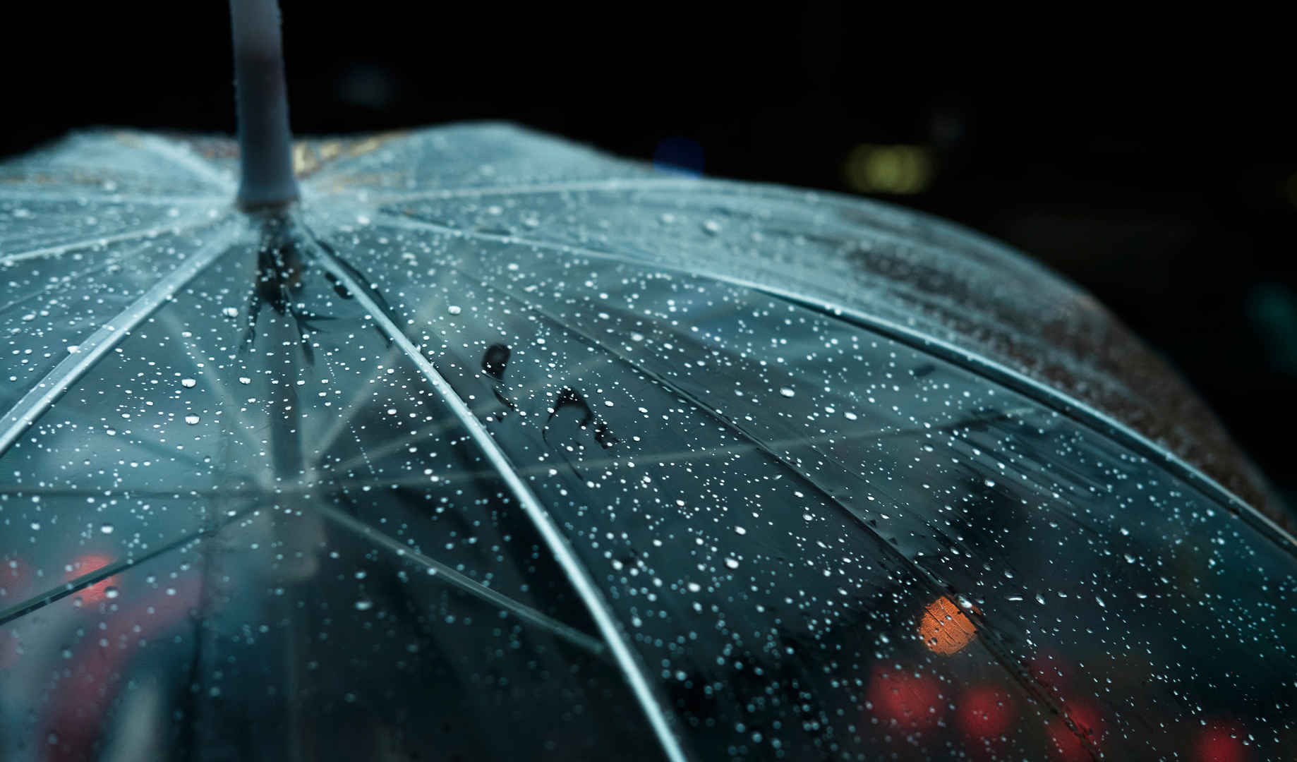 雨水打在伞上唯美素材