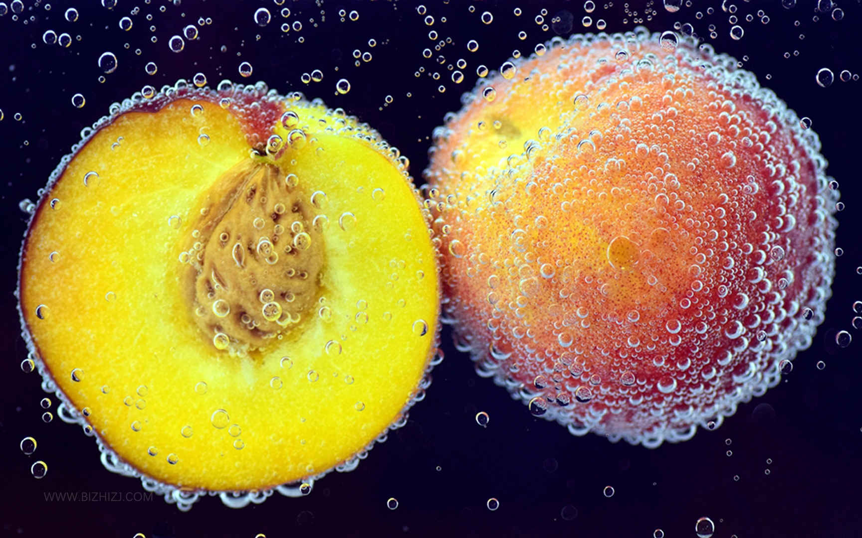 黄桃水中冒泡泡图片