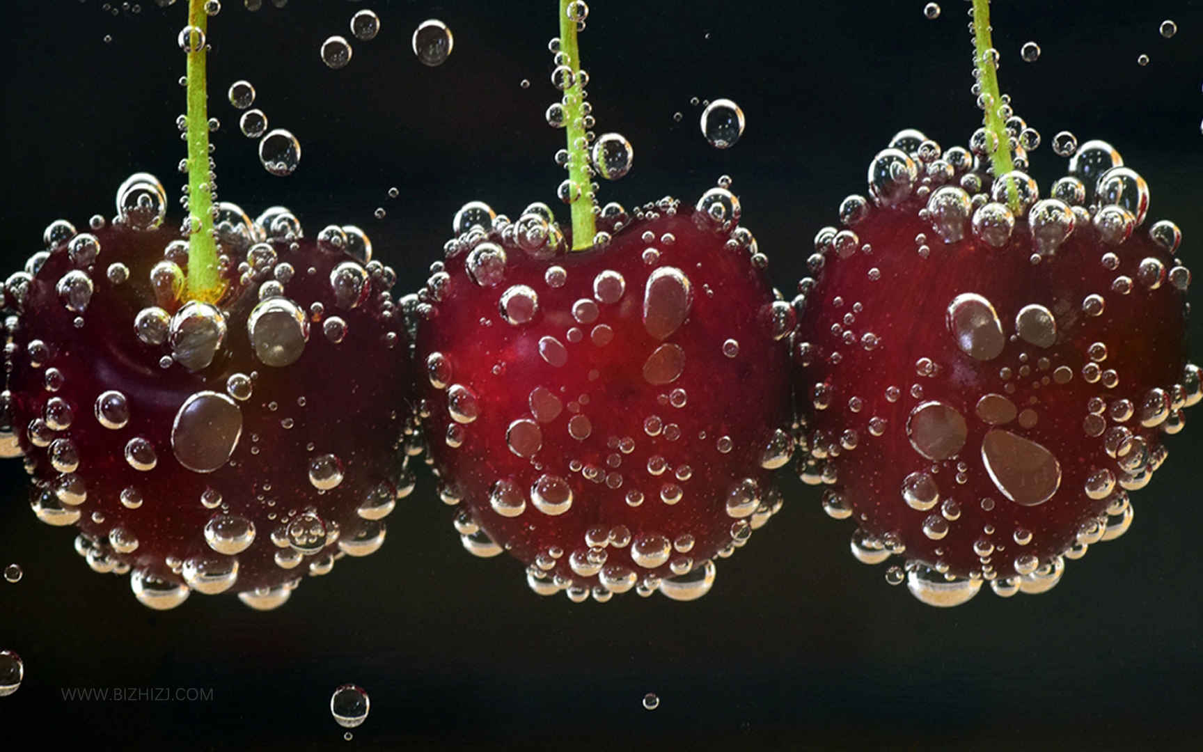 泡在水里的樱桃