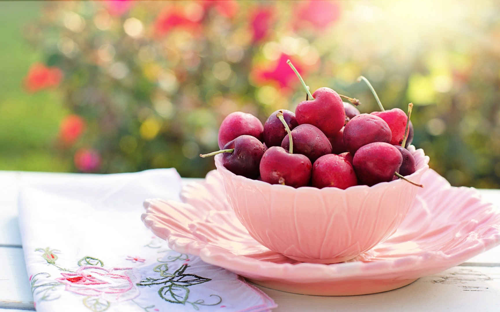 粉色碗中的樱桃