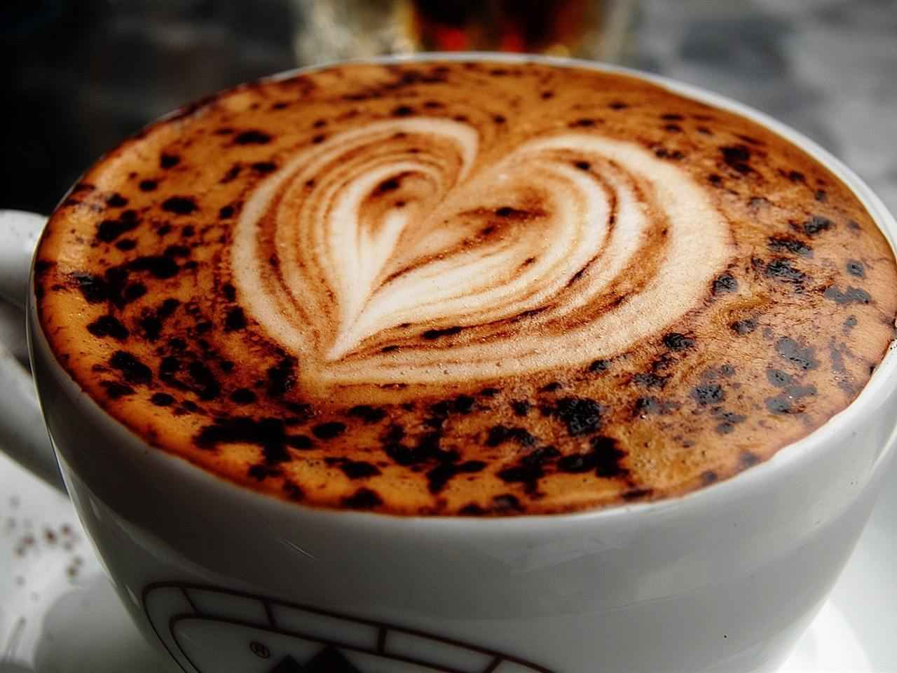 爱心香浓卡布奇洛，高清唯美的咖啡静物摄影壁纸-