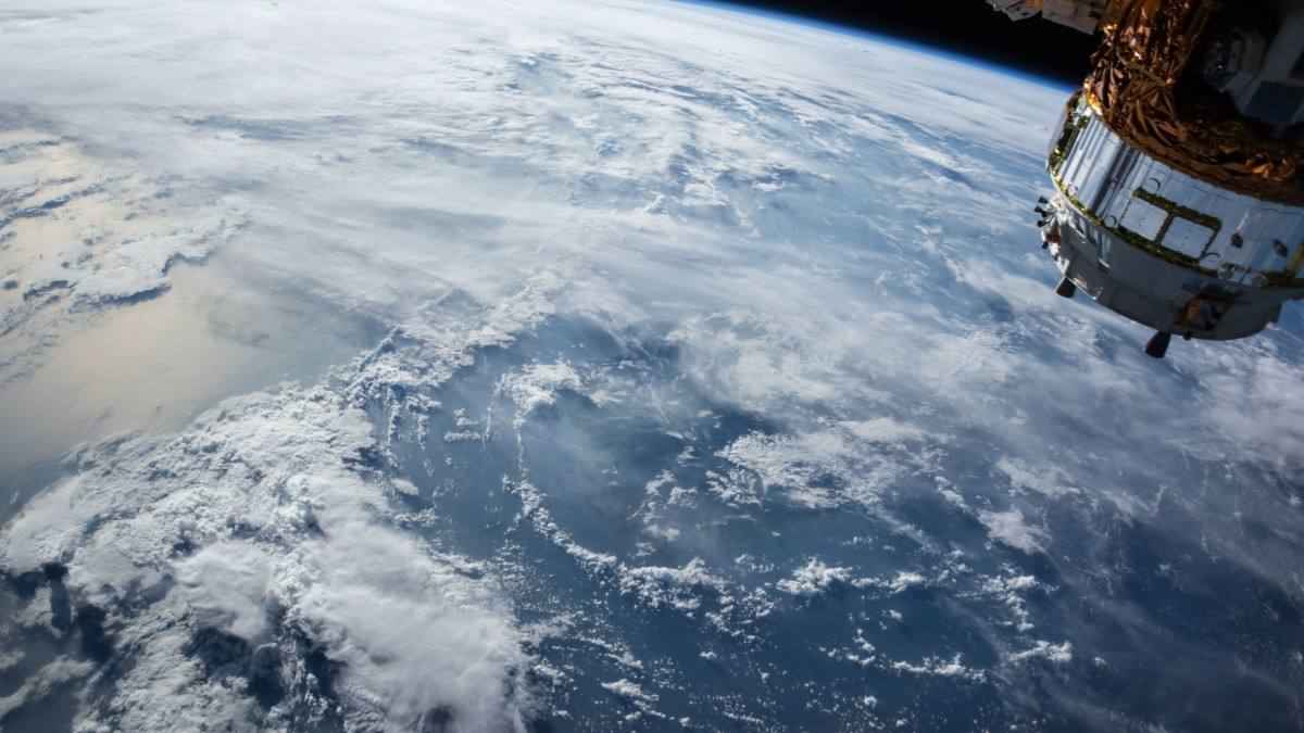 从太空中拍摄到的地球壮观唯美桌面壁纸图片-