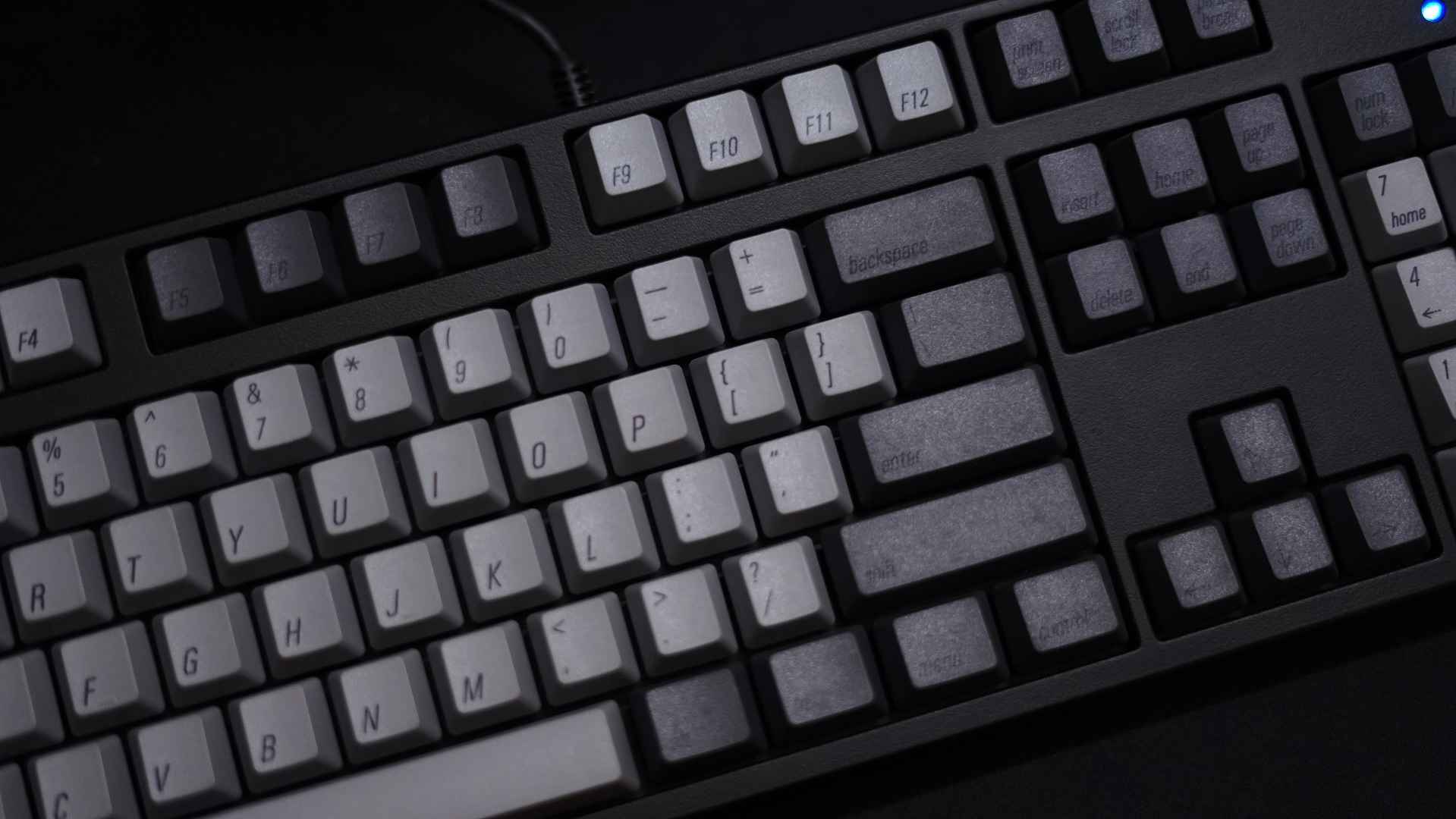 灰白键帽的机械键盘摄影桌面壁纸-