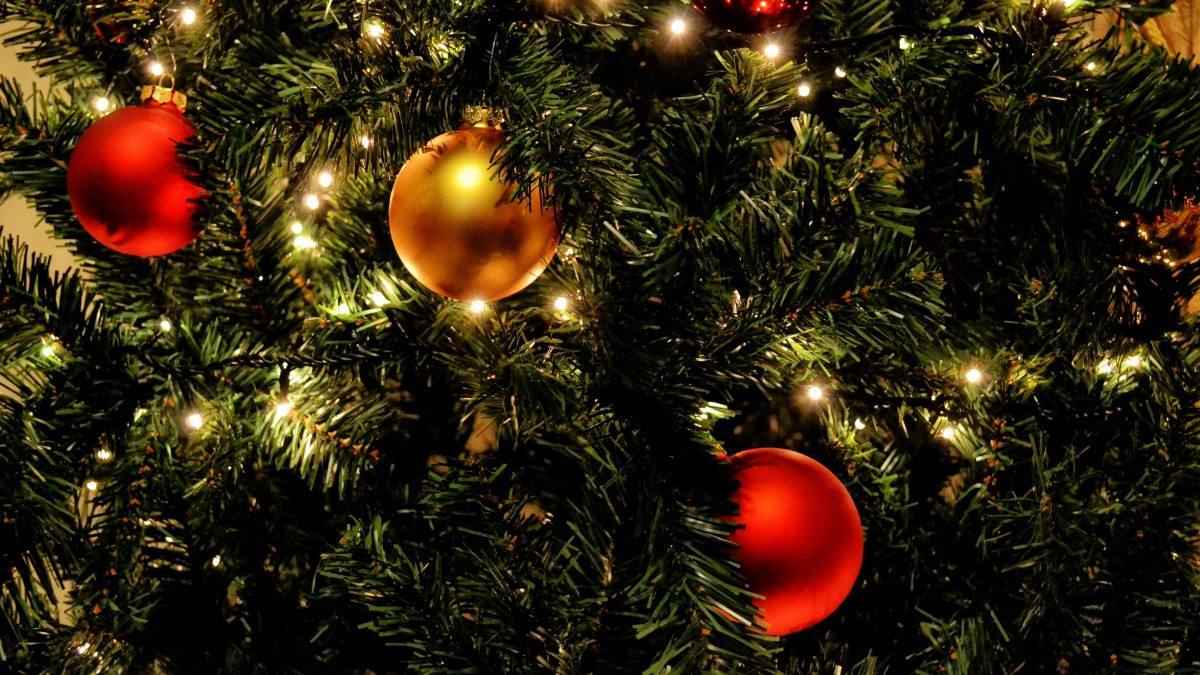 圣诞节专属-挂满彩球的圣诞树高清节日壁纸图片-