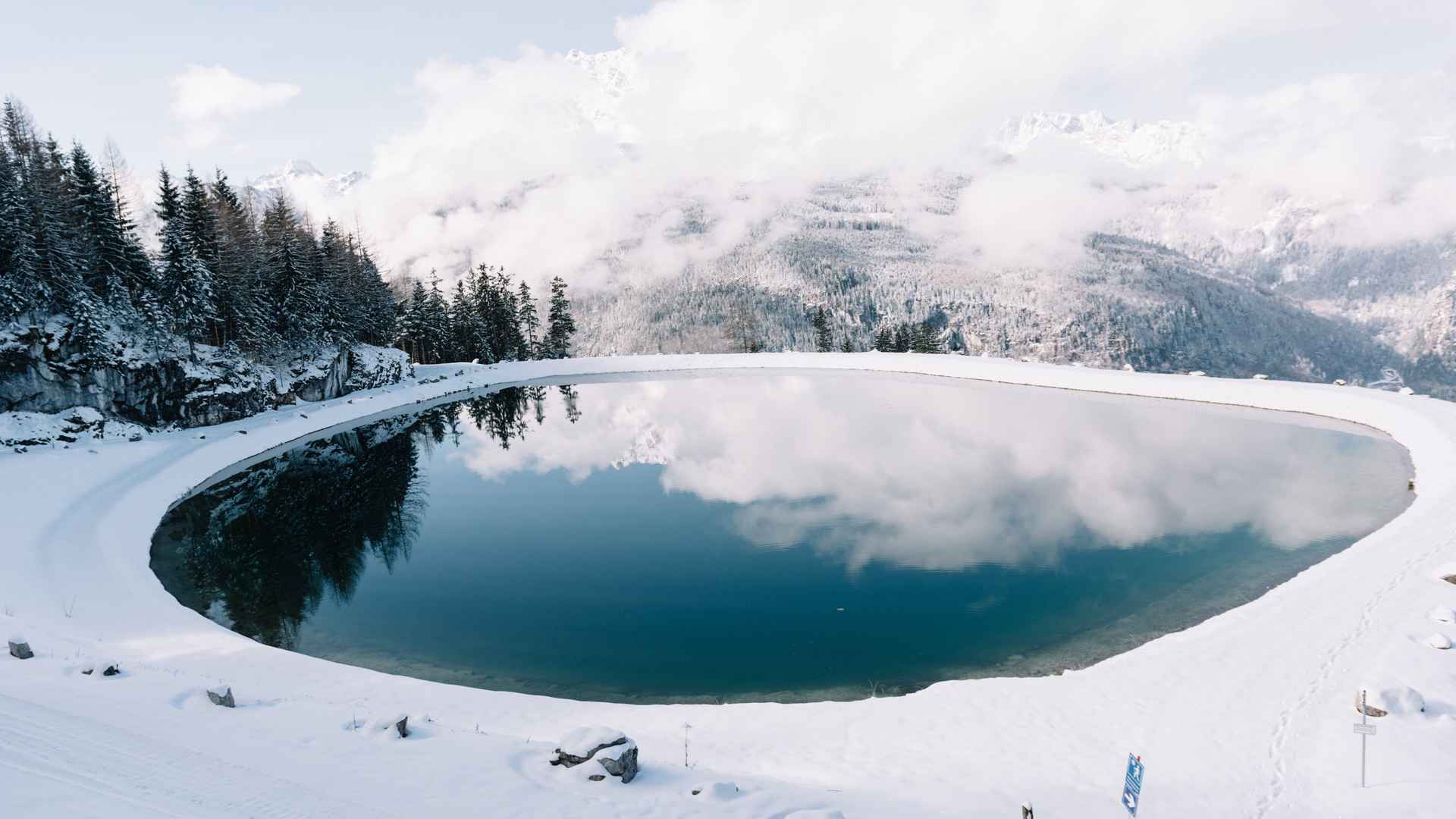 高山上的小湖泊森林雪景电脑壁纸