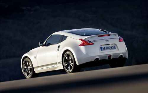 白色车身尼桑（Nissan）370Z跑车帅气桌面壁纸合集-