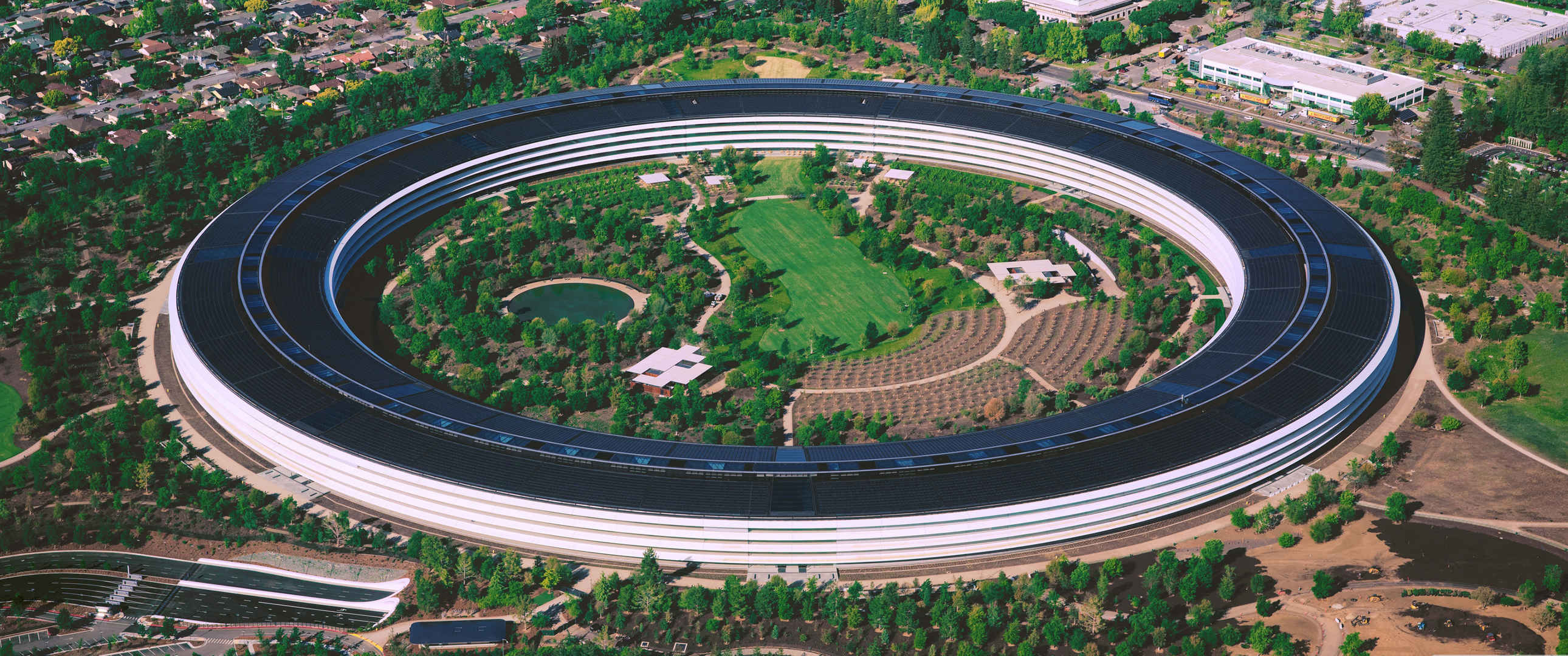 Apple Park 苹果飞船总部大楼建筑壁纸高清大图