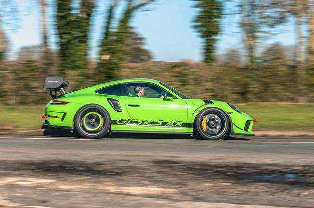 赛道上绿色车身涂装的19款保时捷911高清壁纸型号GT3 RS-