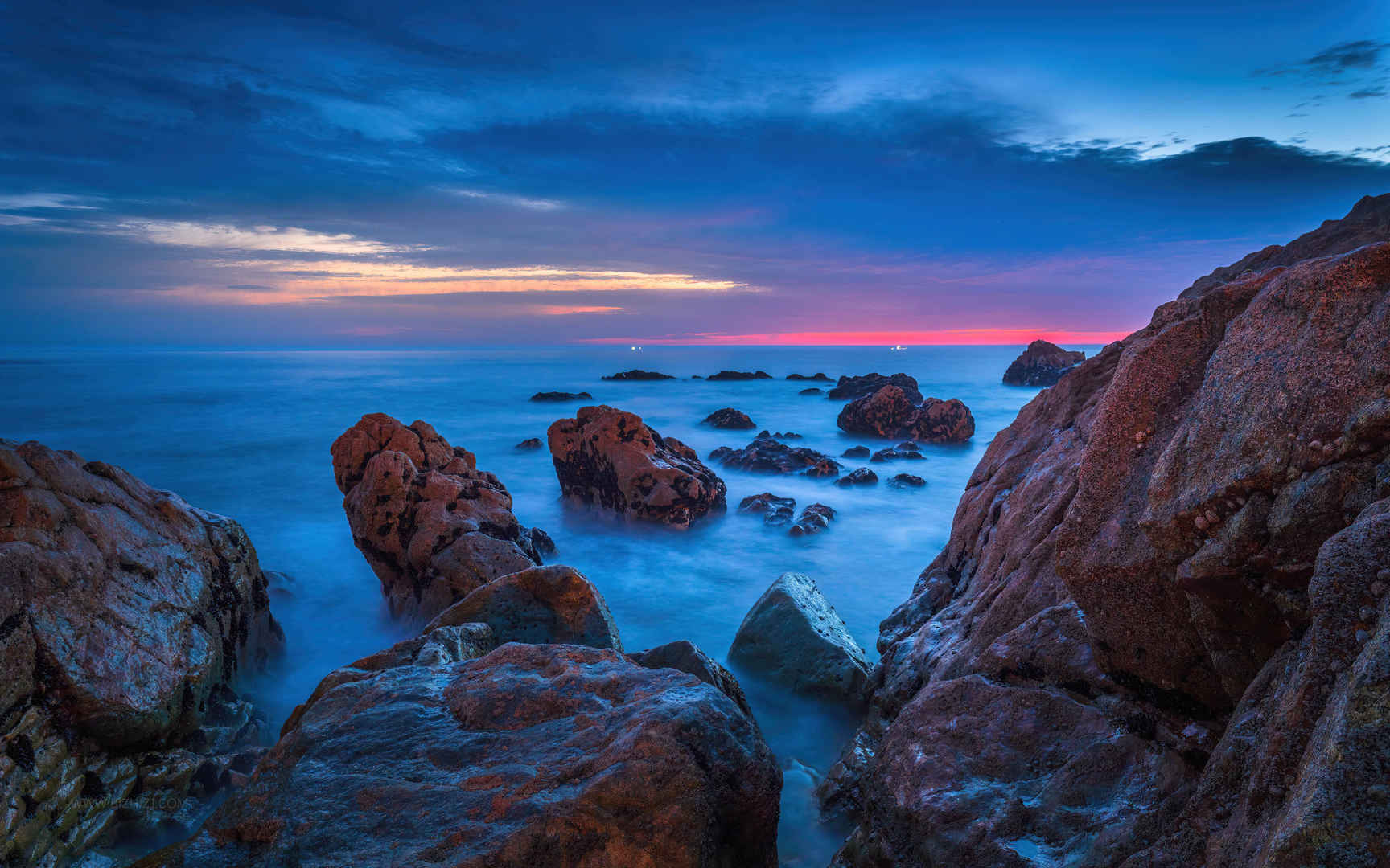日落-大海-海岸-岩石壁纸