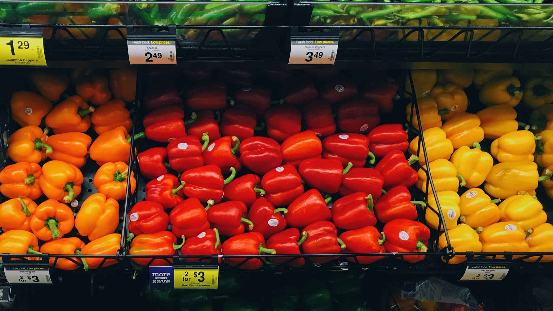 超市货架上的的蔬菜水果图片