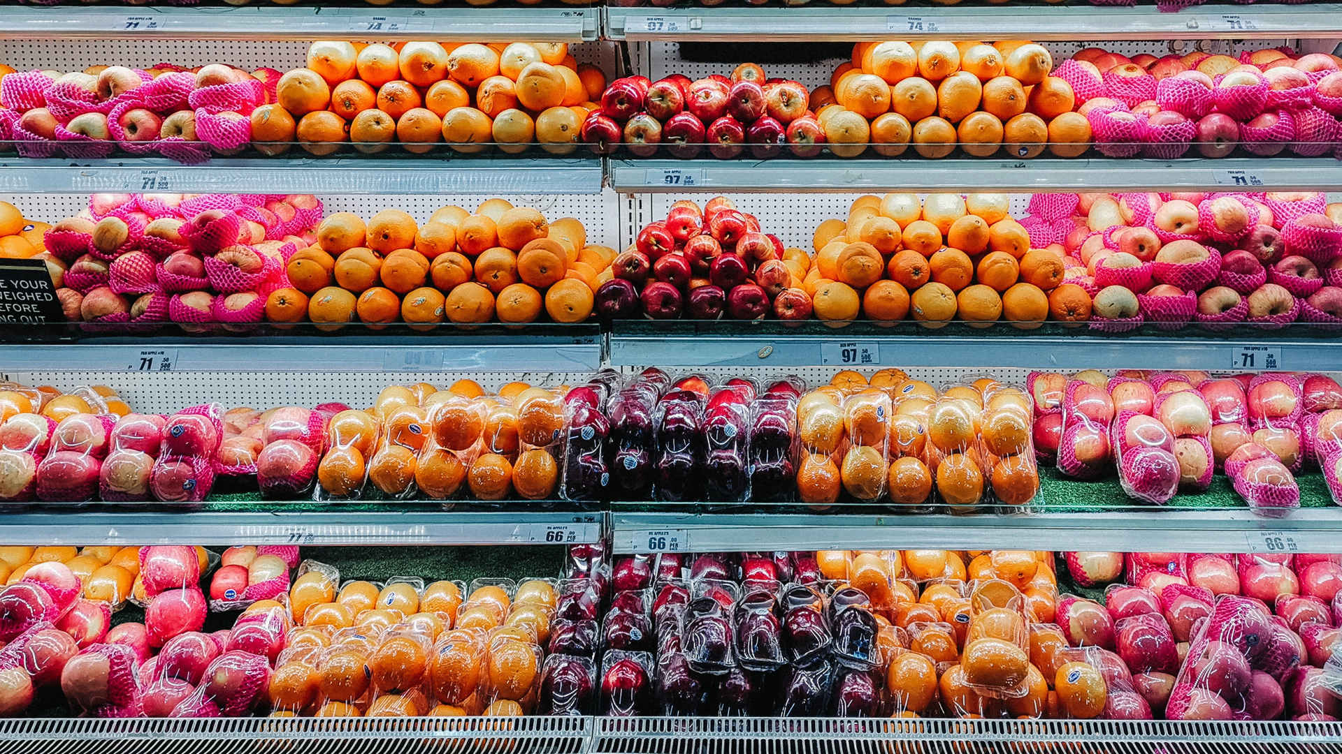 超市货架上的的蔬菜水果图片