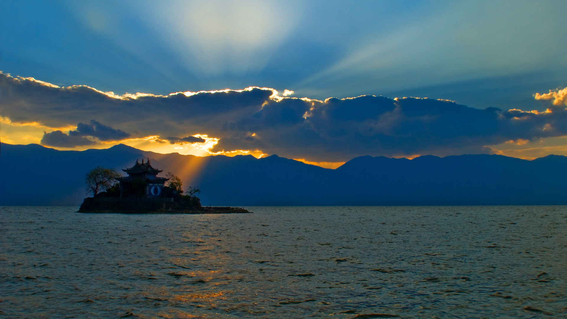 云南洱海日出日落海边真实风景照片