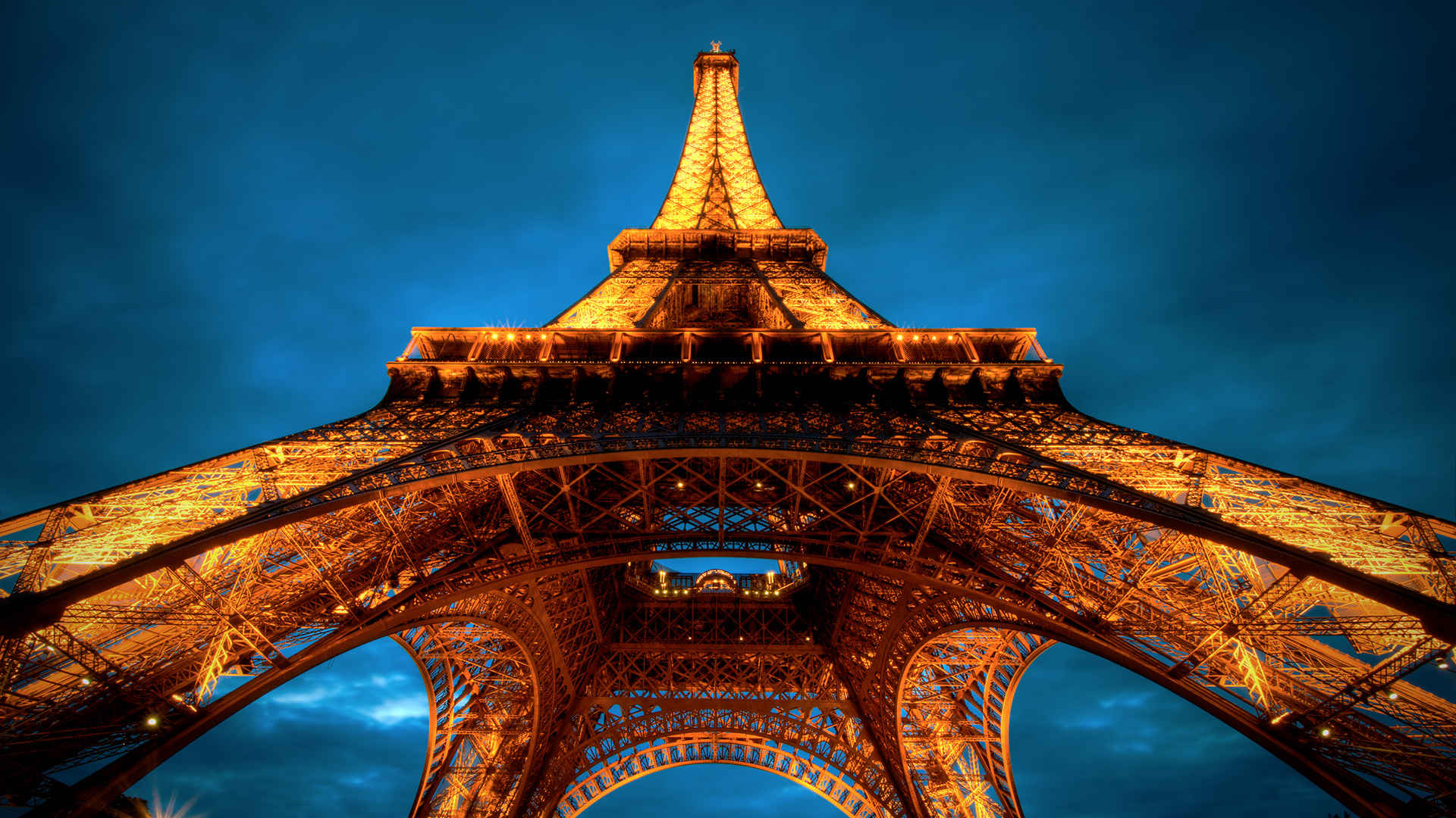 巴黎铁塔灯火通明近照壁纸-
