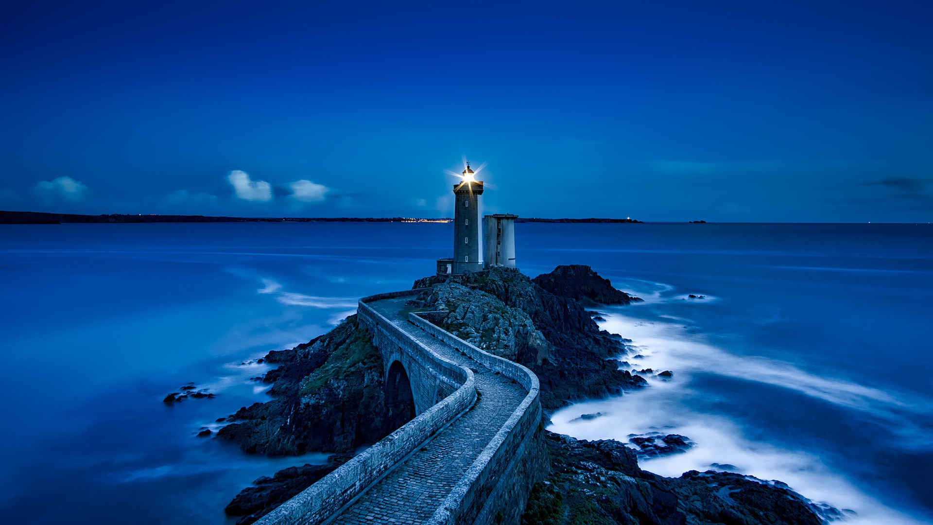蓝色海洋夜景灯塔-