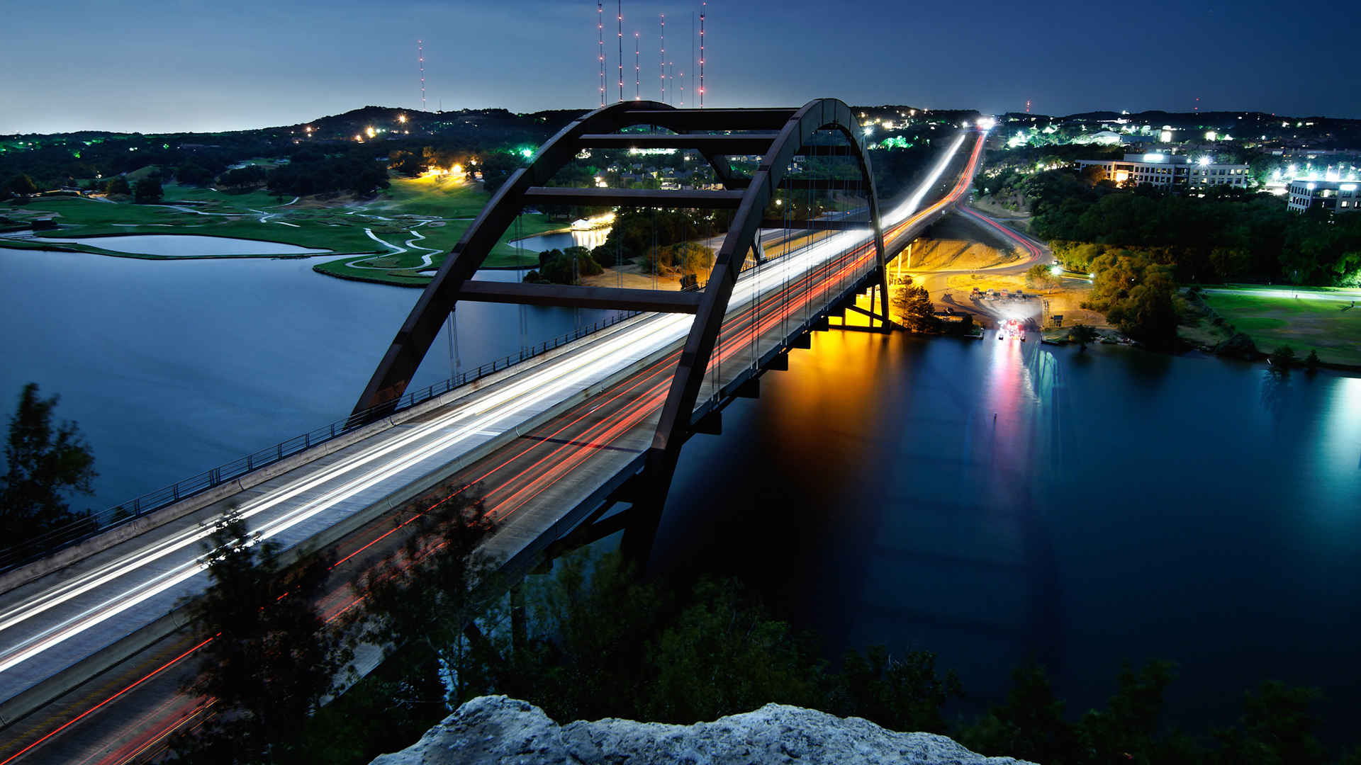大桥夜晚城市车流图片-