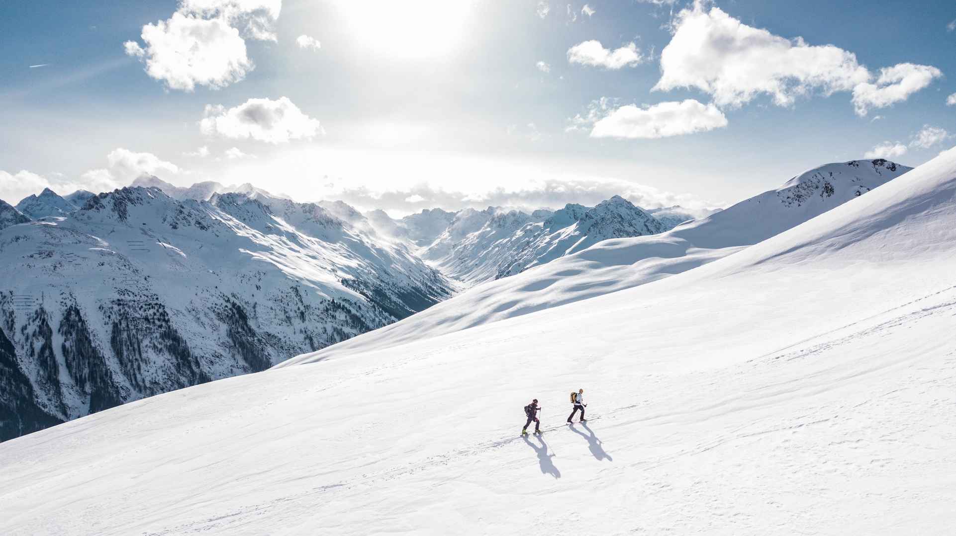 两个人在雪山上徒步旅行