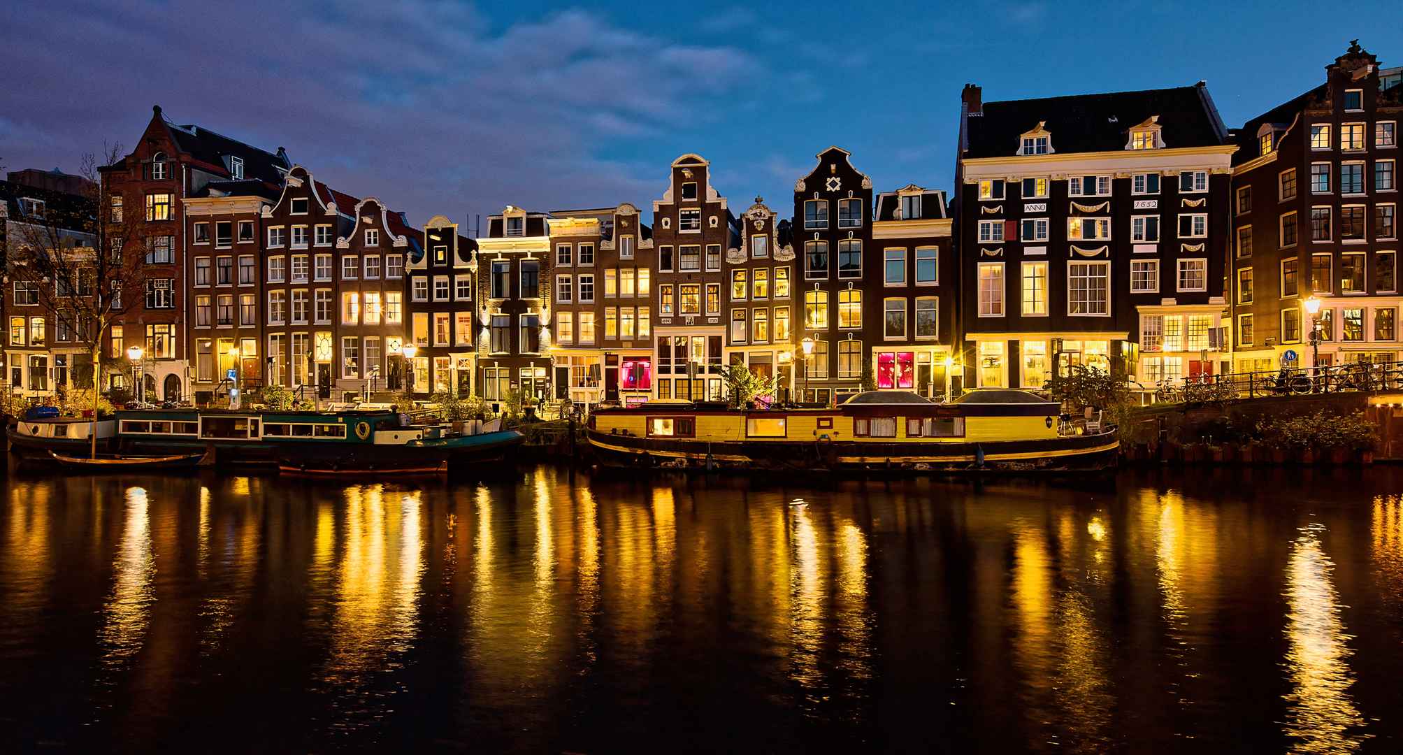 晚上荷兰阿姆斯特丹河流风景