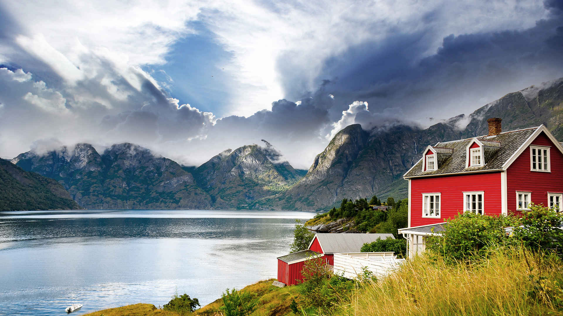 美丽的挪威山湖房屋