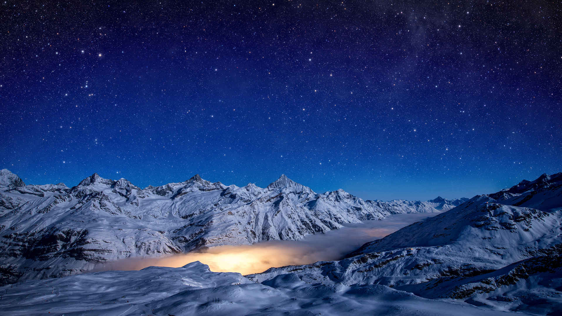 瑞士阿尔卑斯山脉的山脊星空