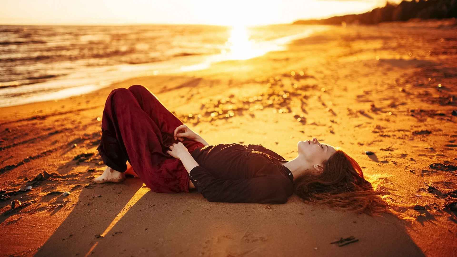躺着沙滩上晒太阳的美女治愈系图片-