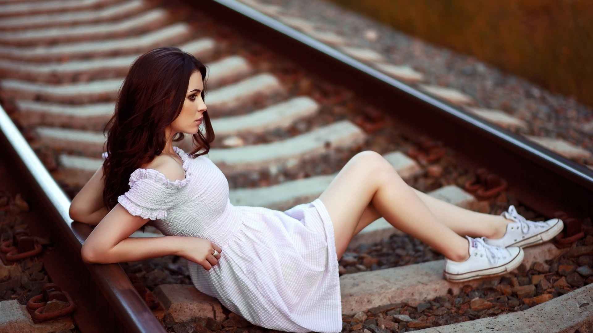 短裙美女半躺在铁轨上-