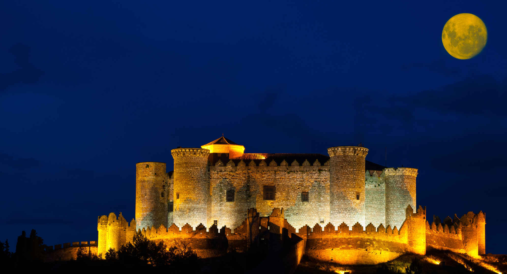 城堡月亮夜景图片