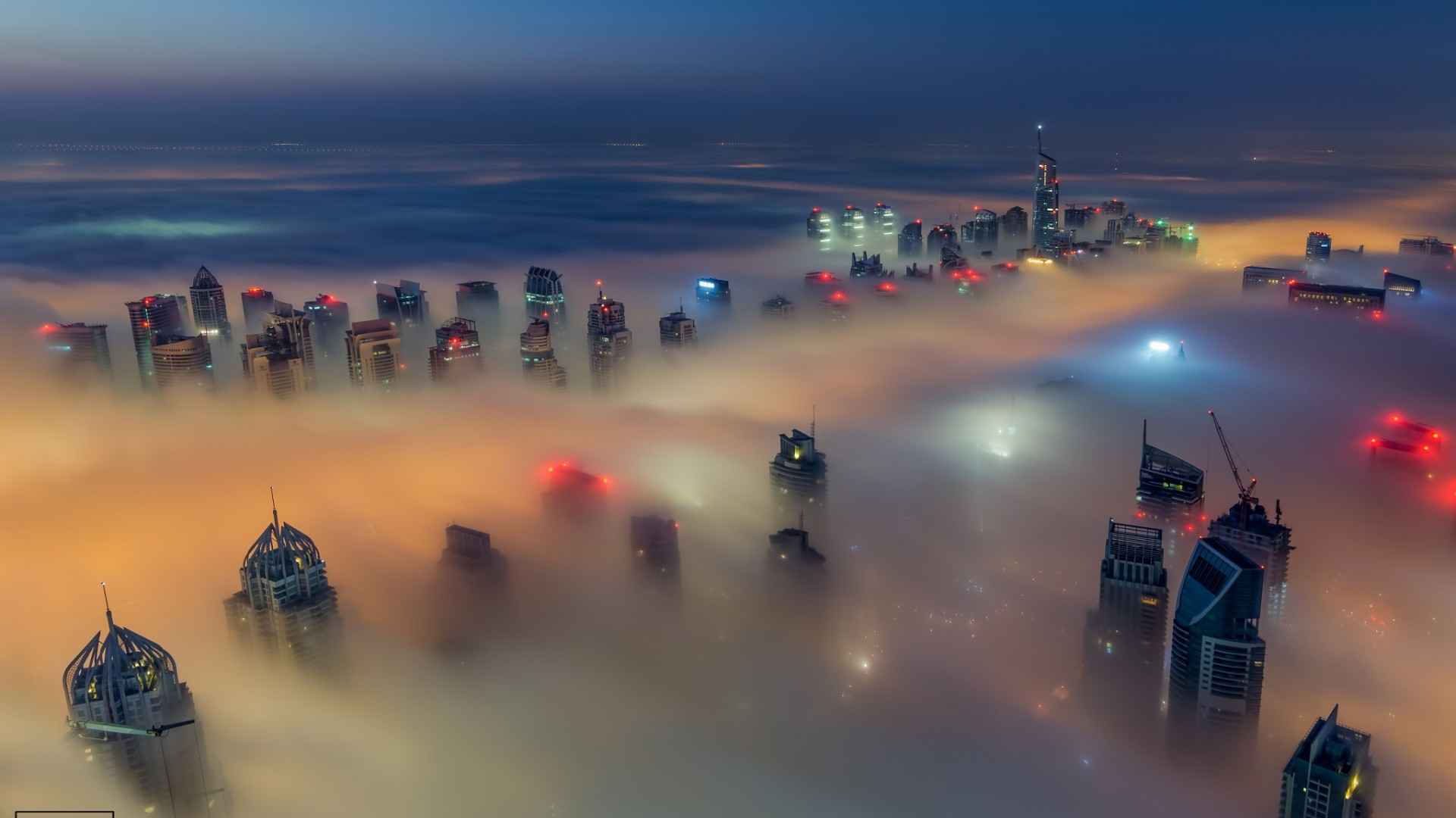 迷雾缭绕城市灯光图片-