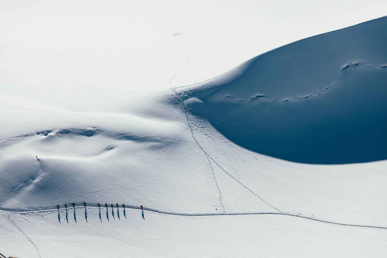 冬天徒步旅行滑雪