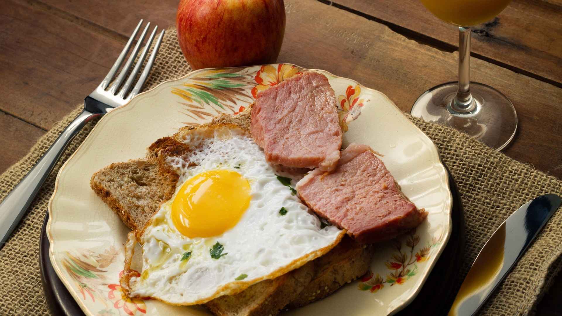 煎蛋瘦肉面包早餐图片