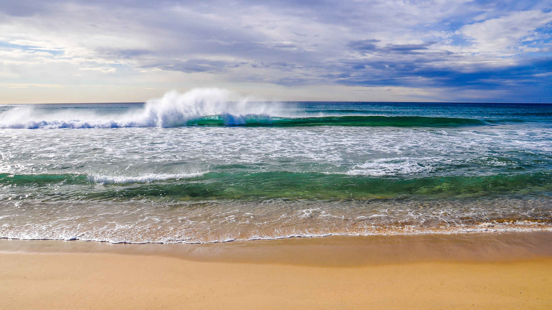 蓝天白沙滩海洋波浪壁纸