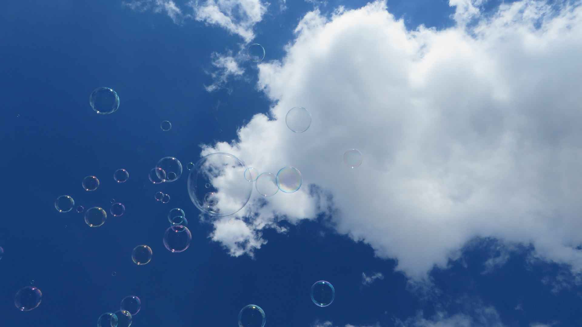 蓝色天空泡沫云4K壁纸