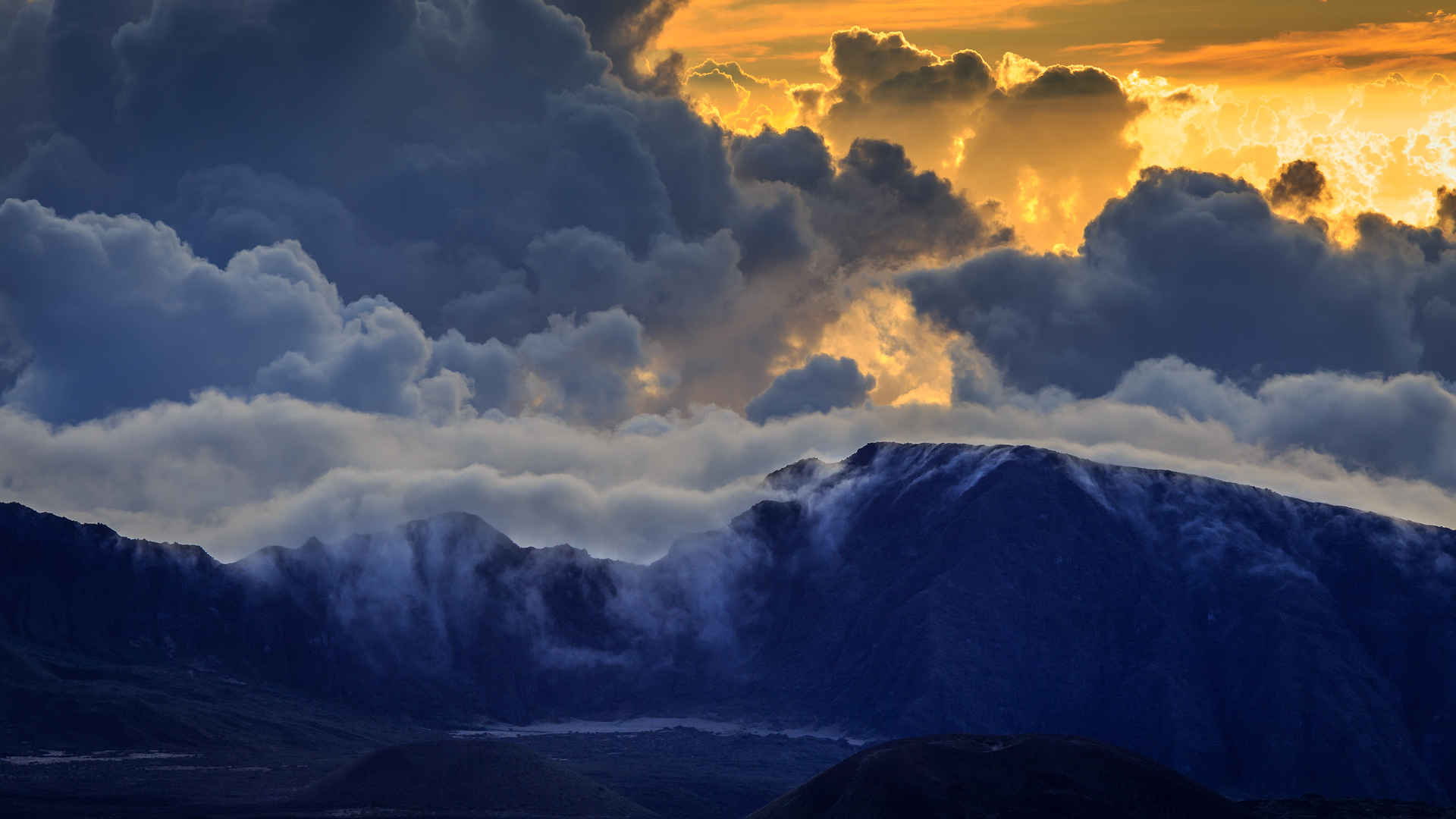 毛伊岛彩色云层风景壁纸