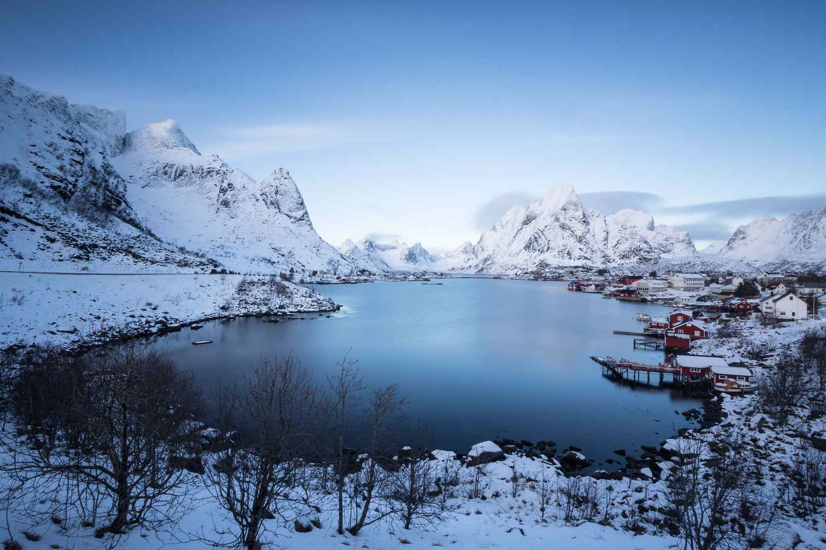挪威冬天村湖5K壁纸
