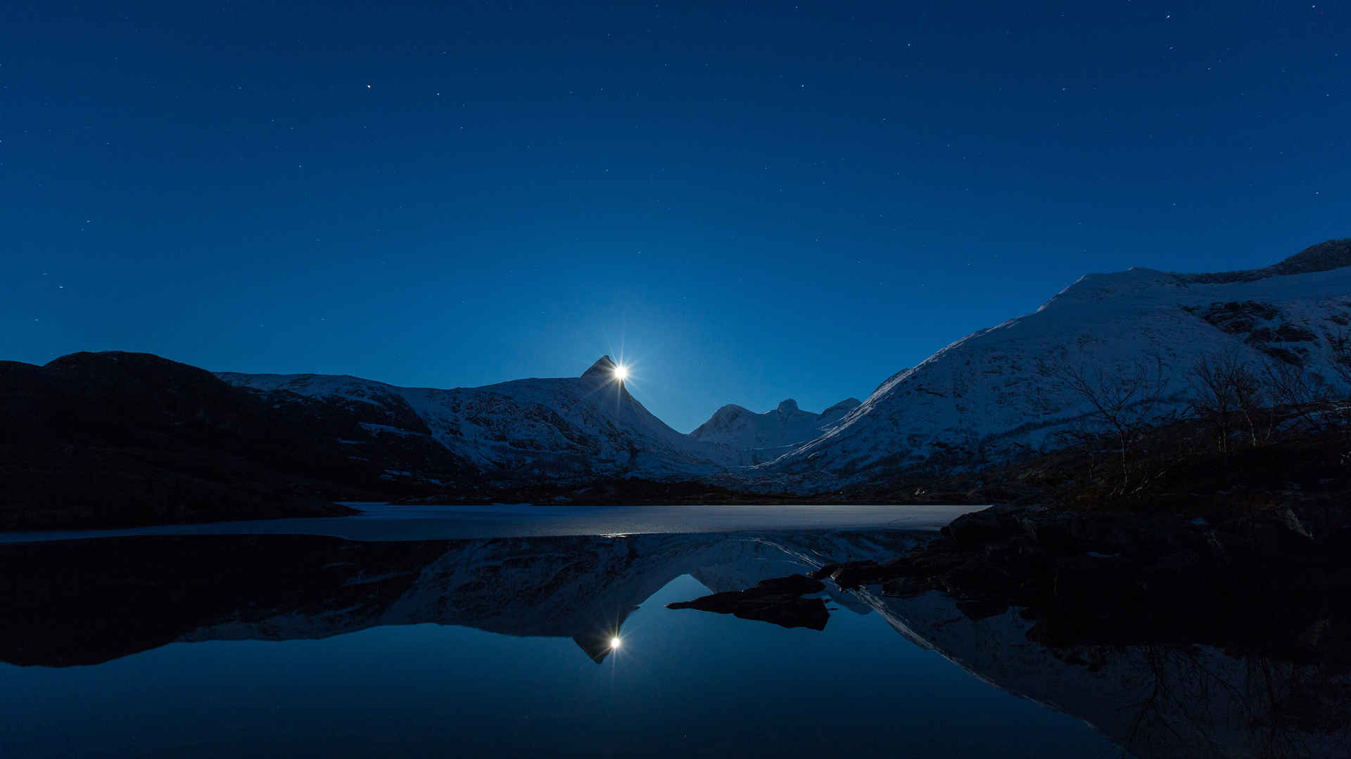 挪威博多湖泊倒影月亮壁纸