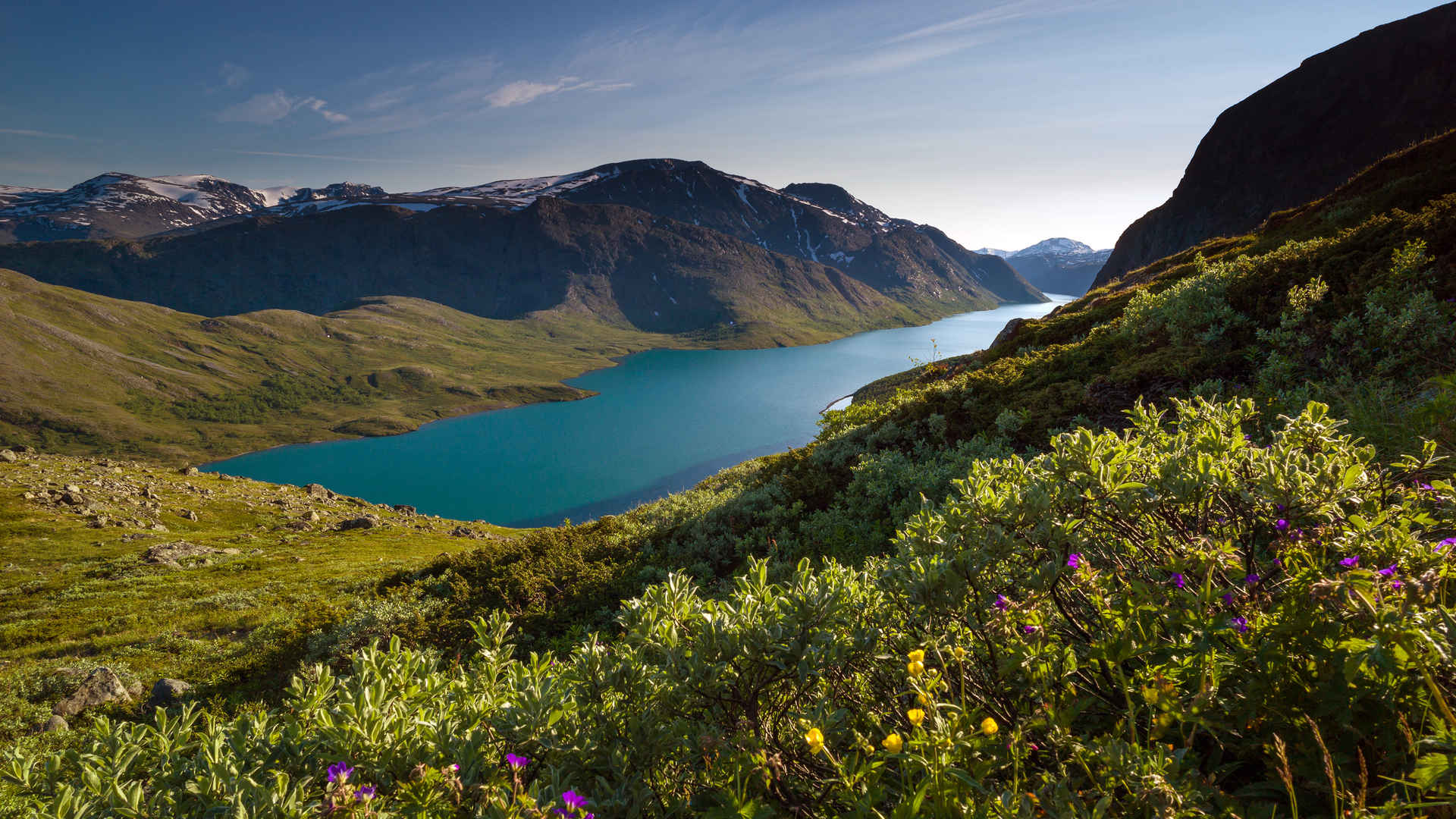 挪威绿松石色的高山湖泊风景壁纸