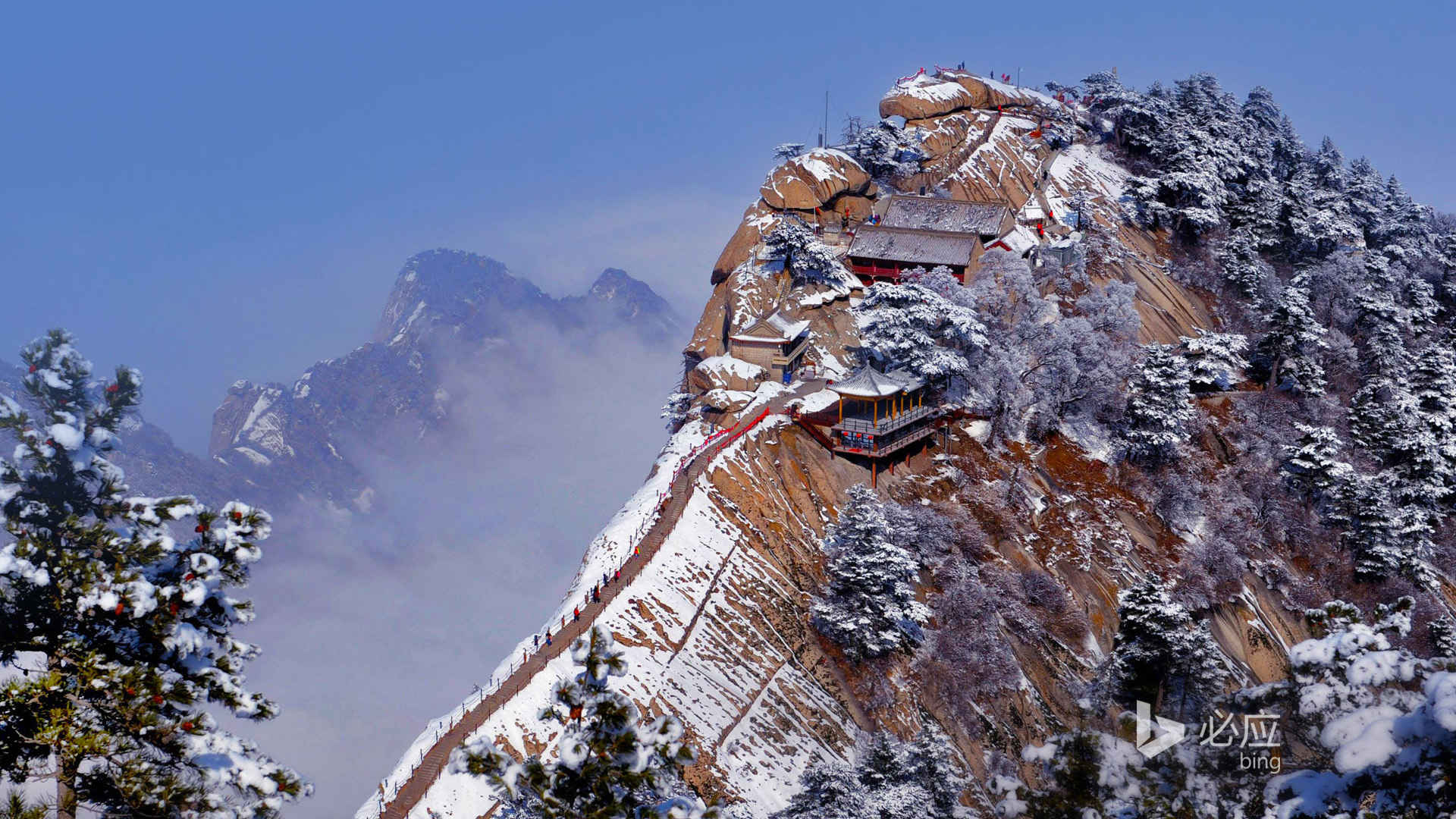 雪峰高山上的房子-