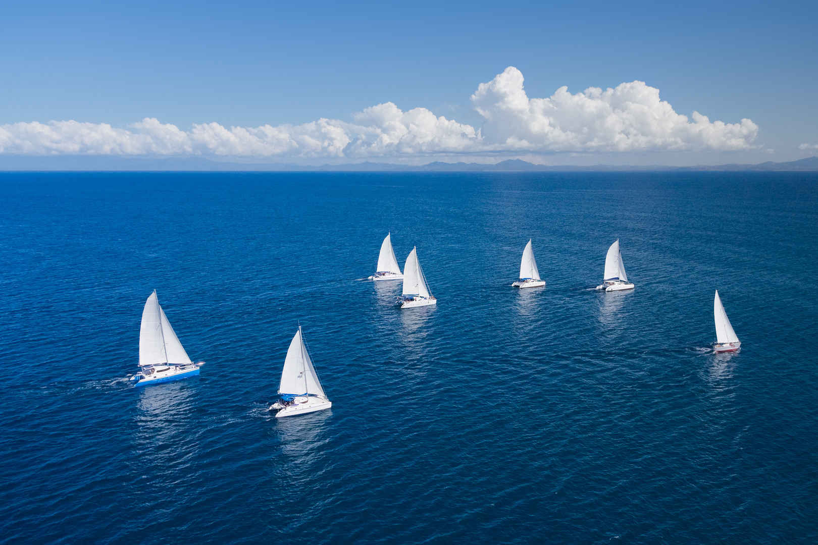 海天相接海面上的白色帆船美好未来-