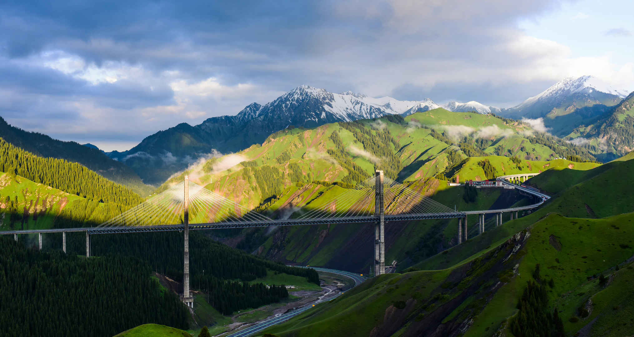 果子沟桥在著名的新疆省壁纸-