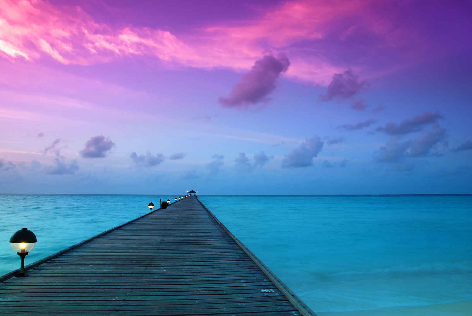 紫色天空浪漫唯美梦幻马尔代夫的码头壁纸-