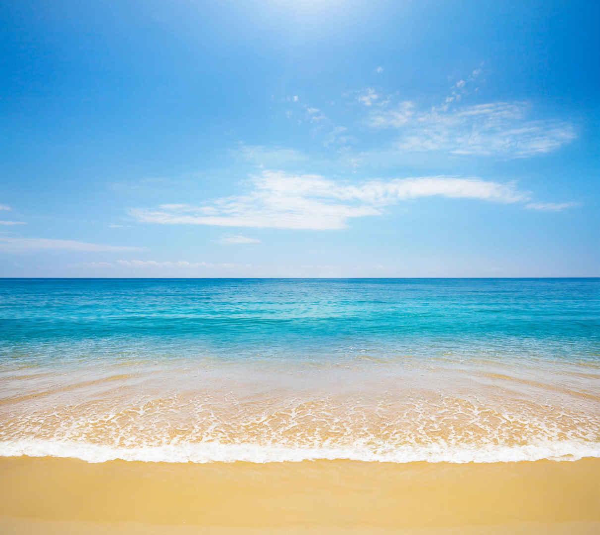 沙滩蓝天白云海边清澈绿水海浪壁纸-