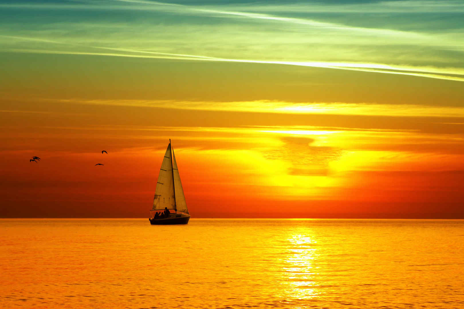浪漫梦幻黄绿风景夕阳下海面上的帆船壁纸