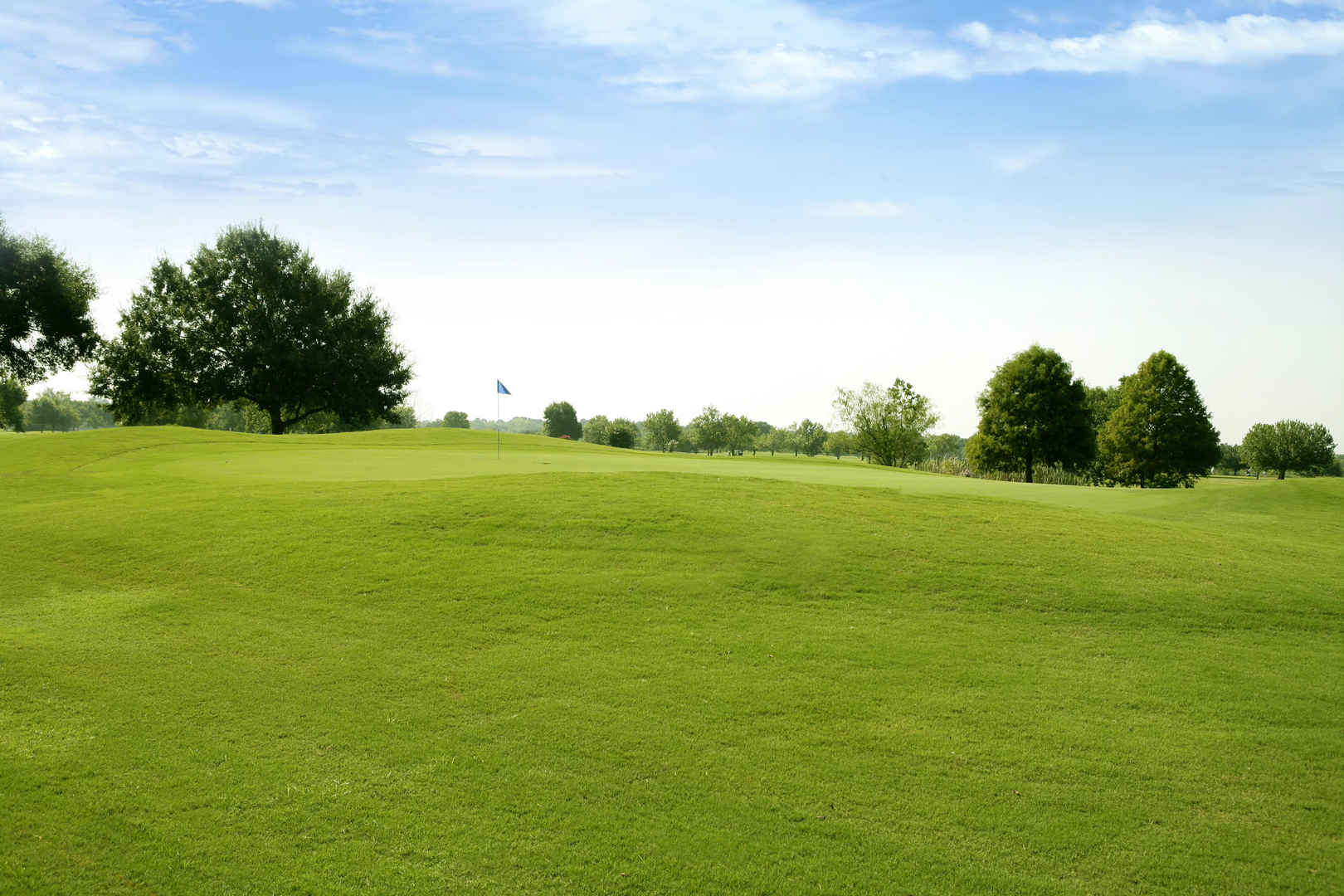 蓝天白云绿色草坪高尔夫球场壁纸-