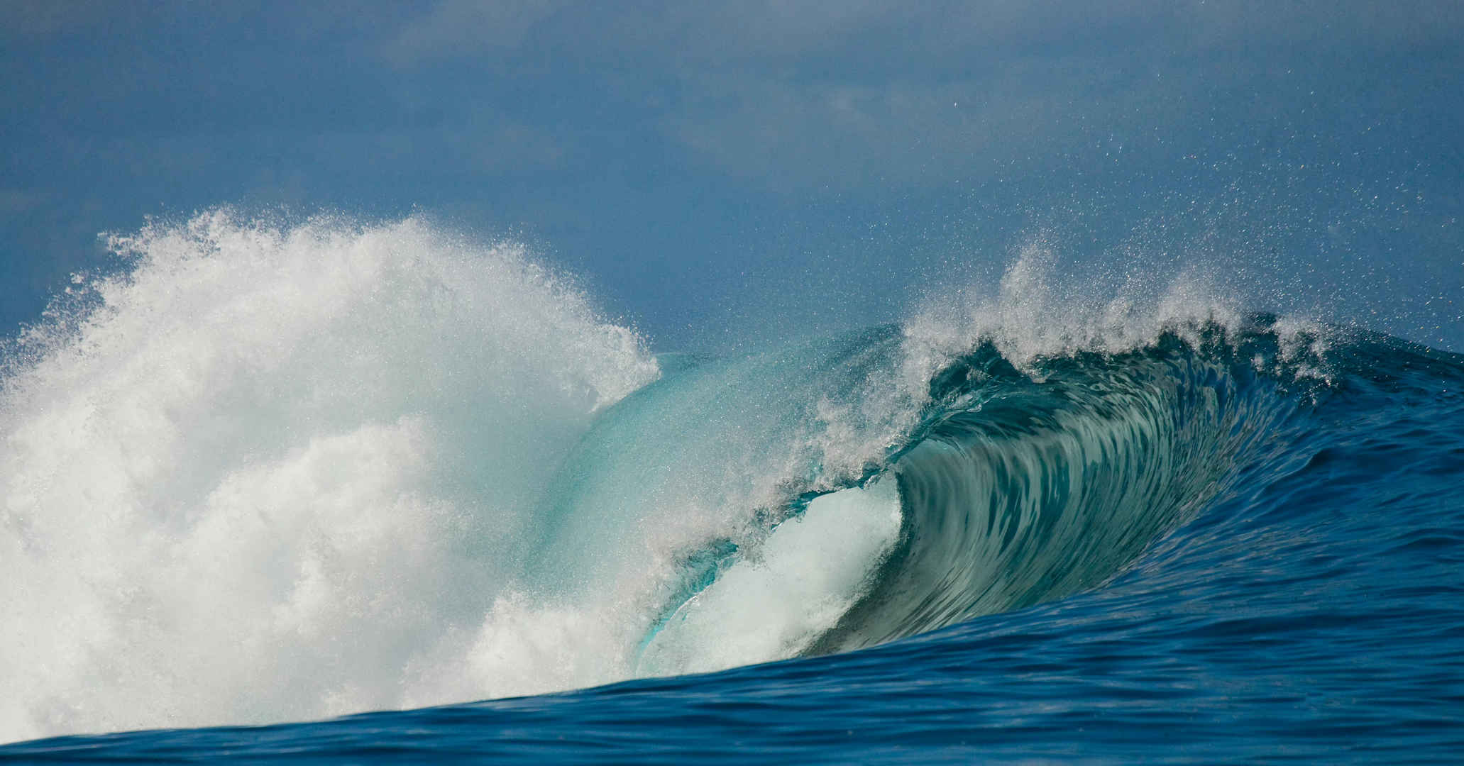 蓝色大海强大的巨大海浪壁纸-