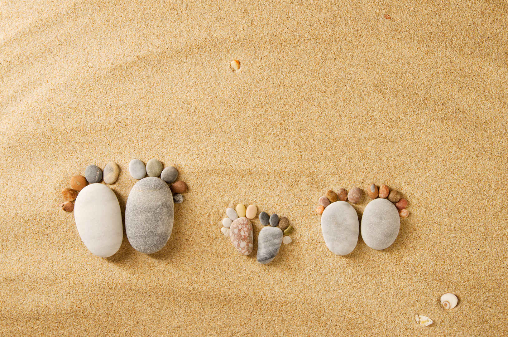 沙滩上三双创意合成石块一家三口温馨脚趾图-