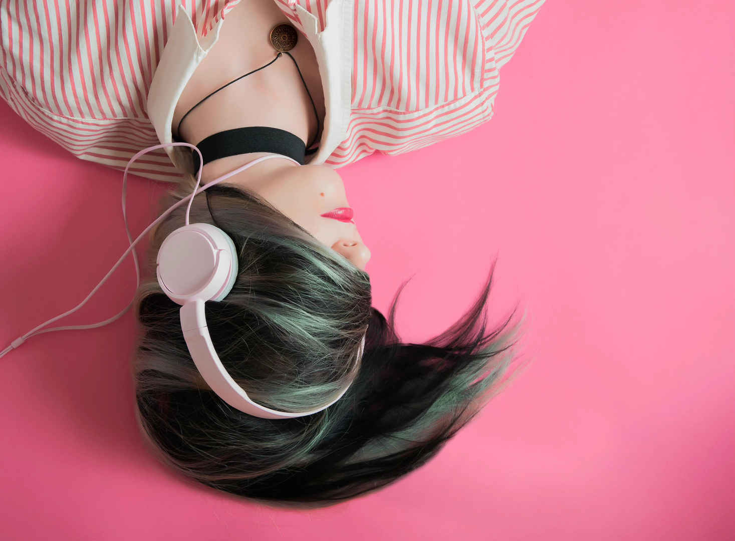 女孩头戴式耳机听音乐粉色桌面壁纸