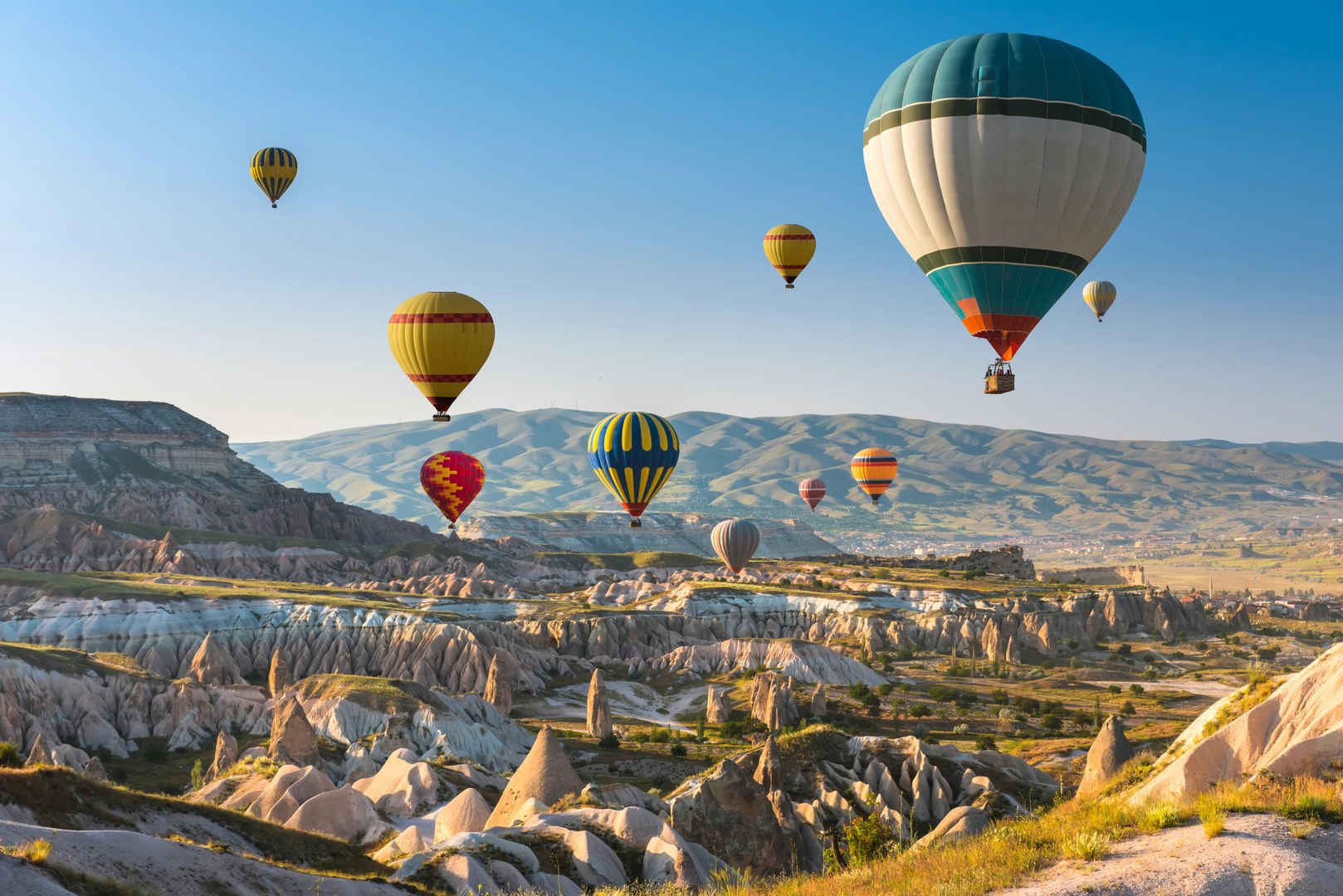 土耳其那边可以看到天空中飞行的热气球-