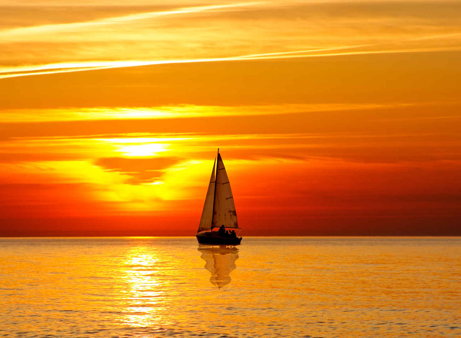 夕阳日落时海面上的帆船自然风景桌面壁纸美好未来-