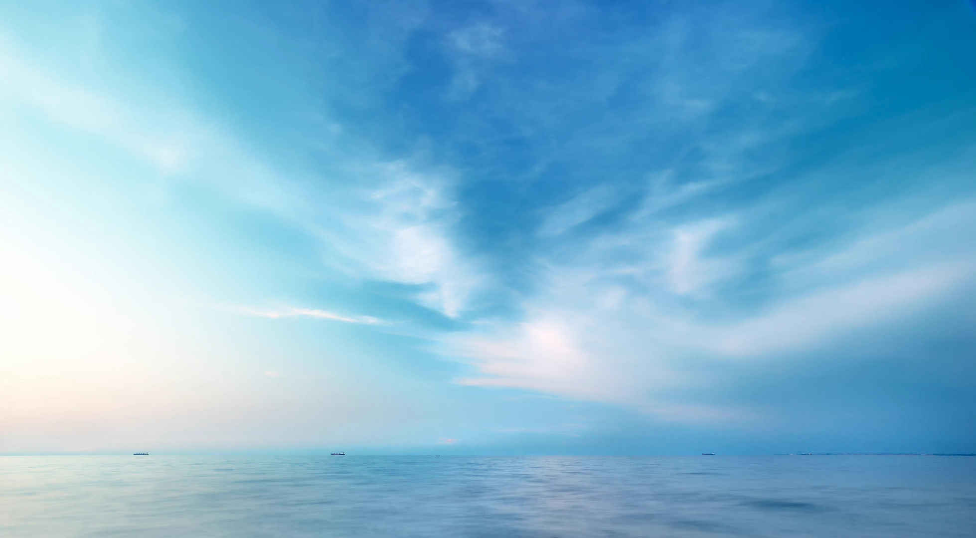 蓝天白云大海海面水壁纸-
